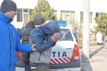 Patru minori au spart o locuinţă situată pe Aurel Vlaicu