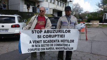 Protest la Curtea de Apel Constanța: “STOP ABUZURILOR ȘI CORUPȚIEI”