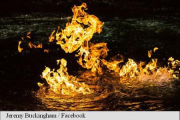 Un politician australian a dat foc unui râu pentru a denunța fracturarea hidraulică- video
