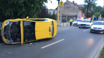 Taximetru răsturnat, în faţa IPJ Constanţa