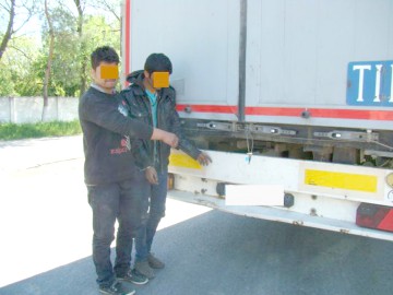 Doi cetăţeni afgani ascunşi sub un automarfar, descoperiţi în Ostrov