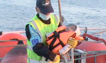Sute de persoane salvate din apele Mării Egee, de poliţiştii de frontieră români
