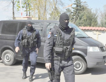 Doi bărbaţi bănuiţi de evaziune fiscală şi folosirea cu rea credinţă a creditelor societăţii, ÎNCĂTUŞAŢI