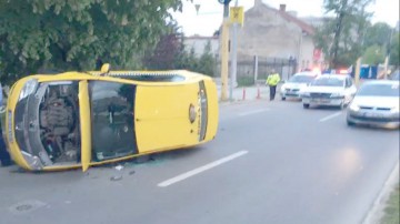 Taximetru răsturnat, în faţa Poliţiei!