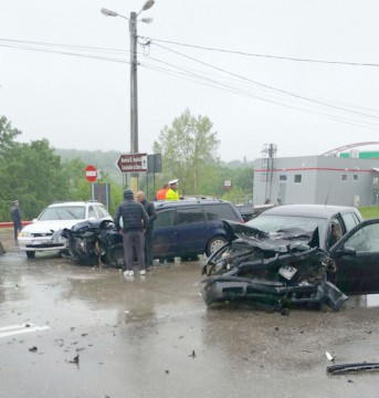 ACCIDENT cu trei maşini implicate, la Cernavodă: trei răniţi!