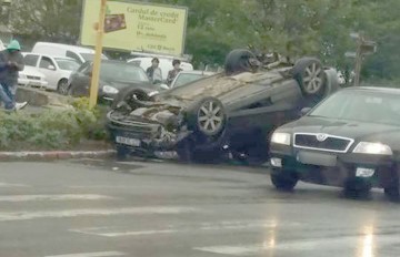 Accident în apropierea Gării Constanţa: o maşină s-a dat cu roţile în sus!