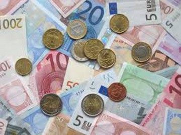 Moneda euro scade la 4,46 lei