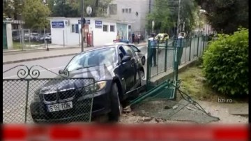 Un şofer începător a intrat cu maşina în gardul Poliţiei
