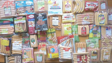 Crenvurşti, coloraţi cu extract din gândaci