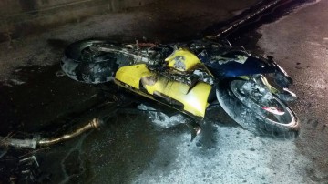 Accident rutier TERIBIL lângă Cimitirul Central: o motocicletă a luat foc!