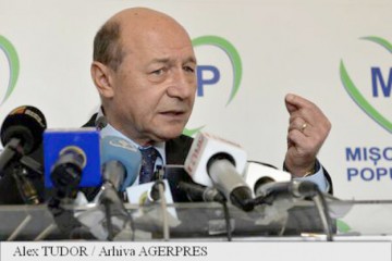 Băsescu, despre vizita lui Iohannis în Afganistan: A fost o greşeală să meargă cu soţia