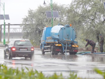 În Năvodari, pe drumurile inundate se intervine cu vidanjele