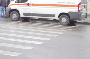 Tânără accidentată pe trecerea pentru pietoni