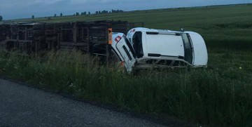 Platformă încărcată cu Dacii Duster, răsturnată pe Autostrada Soarelui!