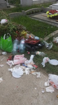 Zeci de tone de gunoaie lăsate în cimitire după Paștele Blajinilor