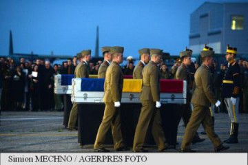 Mii de persoane au participat la funerariile celor doi militarii uciși în Afganistan