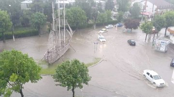 Piaţa Sud din Mangalia, inundată! Ploaia torenţială l-a scos pe primar din casă