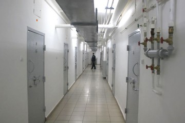 Individul care a agresat un poliţist local din Valu, prins hoinărind pe străzi