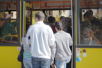 O pasageră a căzut după ce şoferul autobuzului a frânat brusc!
