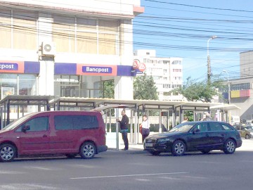 Iată cum arată noile tarabe pentru flori, din zona Casei de Cultură