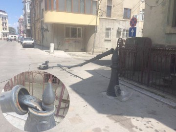Stâlp, pus la pământ de un cablu, în Piaţa Ovidiu