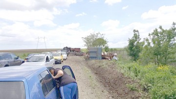 Drumul care leagă Constanţa de Tulcea, blocat ore în şir: s-a răsturnat un TIR cu fier vechi