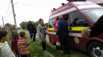 Un echipaj SMURD a intervenit la Tuzla: un copil a fost muşcat de câini