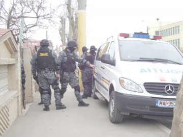 PERCHEZIŢII în Mangalia, la contrabandişti de ţigări!