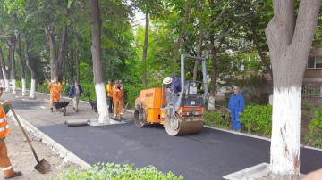 Trotuarele de pe bulevardul Lăpuşneanu se modernizează