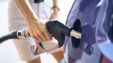 Benzina şi motorina se vor ieftini cu 10%