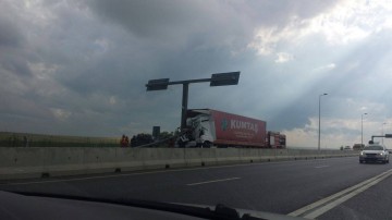 ACCIDENT DE TIR, pe DN3. INTERVENŢIE PERICULOASĂ: un stâlp de electricitate a căzut pe motor!