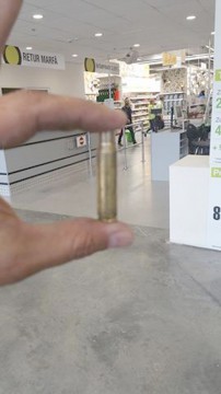 Zeci de cartuşe, găsite în spatele unui centru comercial de pe bulevardul Aurel Vlaicu