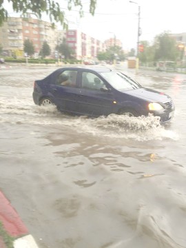 Ploaia a transformat străzile din Năvodari într-un mare… lac!