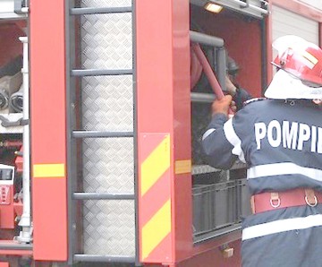 Pompierii, solicitaţi să deblocheze o uşă