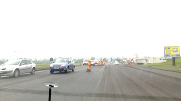 Se asfaltează pe DN 2A. Bine că n-au început în toiul verii!