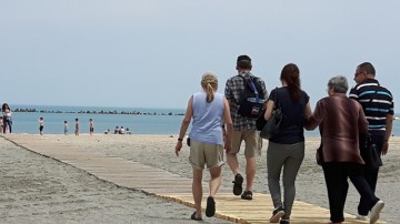 Vremea frumoasă a scos din constănţenii: s-au bălăcit în apa mării