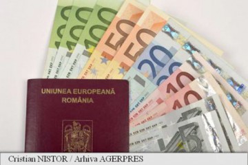 Euro scade la 4,50 lei