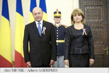 Preşedintele Timofti a acordat cetăţenia Republicii Moldova lui Băsescu şi soţiei sale