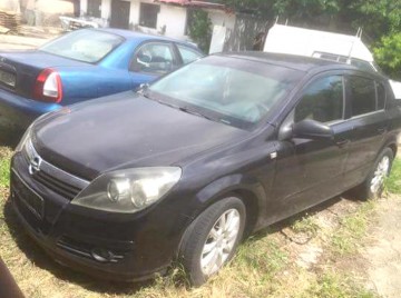 Maşină găsită după 9 luni: fusese furată de pe bulevardul Aurel Vlaicu şi „adăpostită” în curtea unei societăţi!
