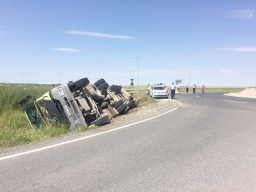 Un camion s-a răsturnat la ieşire din Valea Dacilor