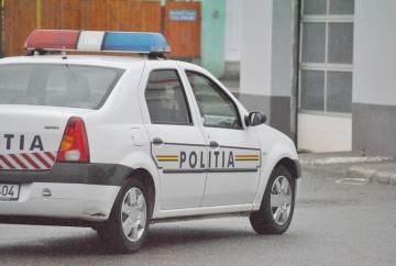 Maşină furată, găsită de poliţiştii locali abandonată în câmp!