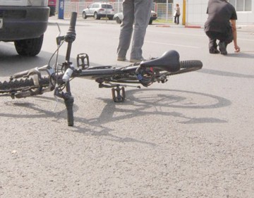 Începe judecata în cazul biciclistului împins de un pasager aflat într-o maşină