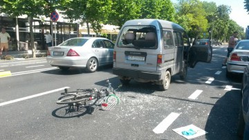 Un biciclist a intrat în plin într-o dubiţă