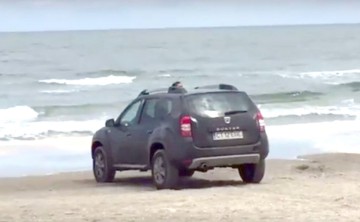 Cu maşina parcată pe plajă, fix în buza mării!