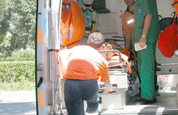 S-a răsturnat cu maşina, la Mereni: un bărbat este în COMĂ