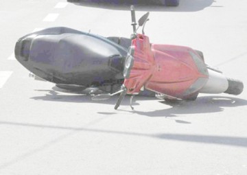 Un şofer care nu a acordat prioritate a accidentat un motociclist