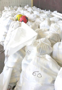 Peste 4.000 mingi de fotbal contrafăcute, confiscate la vameşi