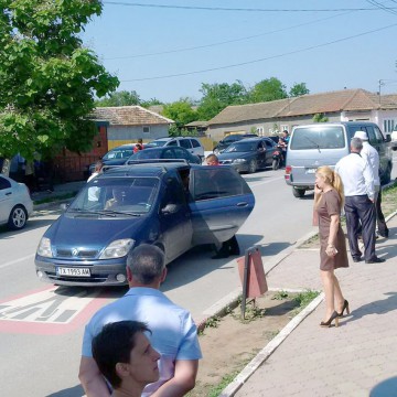 Un bărbat aştepta alegătorii cu toporul, lângă secţia de votare!