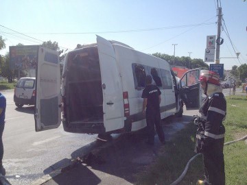 Un microbuz cu pasageri a luat foc, pe bulevardul Tomis!