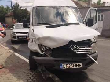 Microbuz, implicat într-un accident rutier la Medgidia: 5 persoane au ajuns la spital!